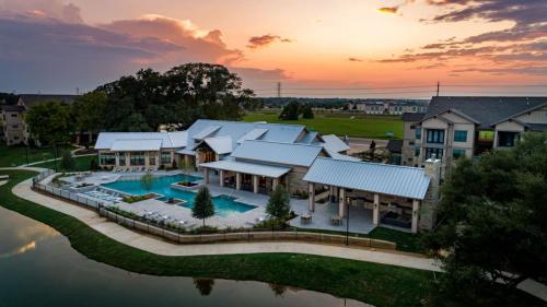 Apartments in Spring Tx Clubhouse pool